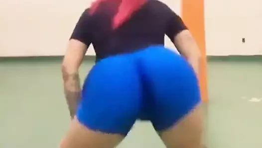 REBOLANDO BUNDA GIGANTE ENORME