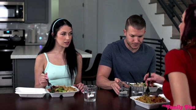 Bir komşunun evinde ücretsiz öğle yemeği