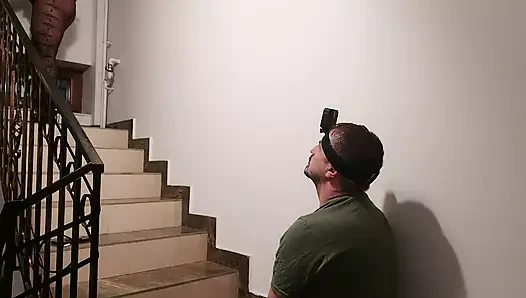 Yeni kurye için külotlu çorap eğitimi