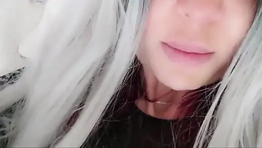 Üvey! Yatağımdayken bana bakmayı bırak