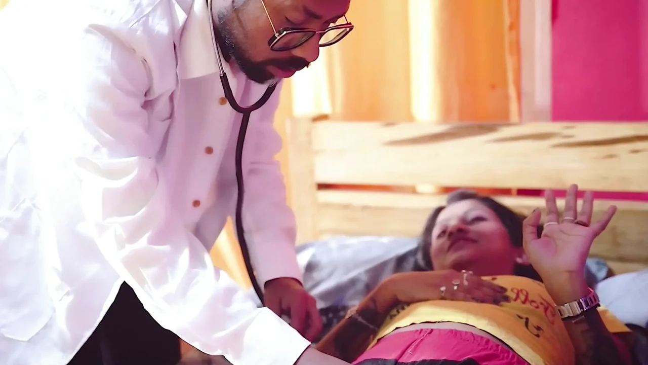 Doktor hastayı görmeye gitti ve o kızı sikti.