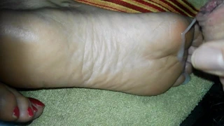 Karım rahatlatıcı ve boşalmak ayaklar 7