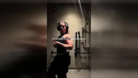 Zar zor reşit olan kız tiktok canlı yayın sırasında sert parmaklanıyor!