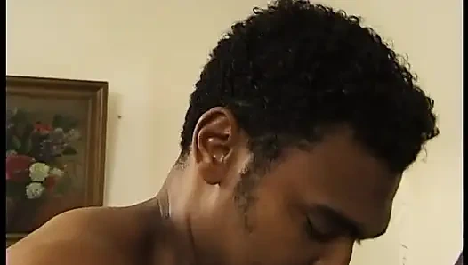 Azgın nine zenci adamın yarağını yalıyor ve sikiyor