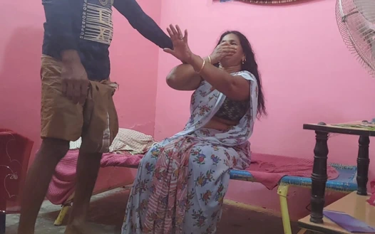 Üvey anne üvey oğlunu yemeye yemek getirdi onu tuttum ve onunla seks yaptım