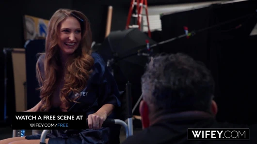 Evli evli orta yaşlı seksi kadın Brandi Johnson kocası izlerken tükürüyor ve dölleniyor