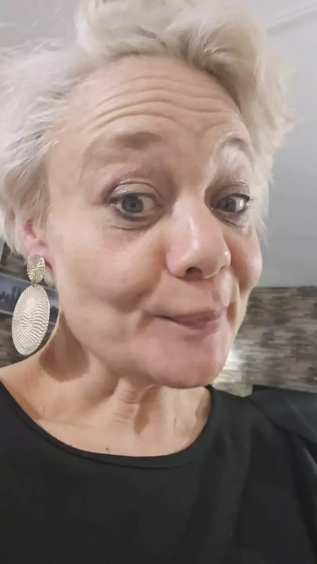 Меня трахает в офисе мой стажер, я разогреваю его, и он трахает меня как хорошая милфа