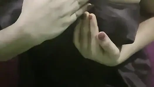 Ateşli kız büyük göğüsleri ve sert meme uçlarıyla oynuyor"