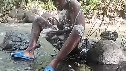 Sabunlu mastürbasyon büyük siyah yarak dışarıda boşalıyor bölüm 1