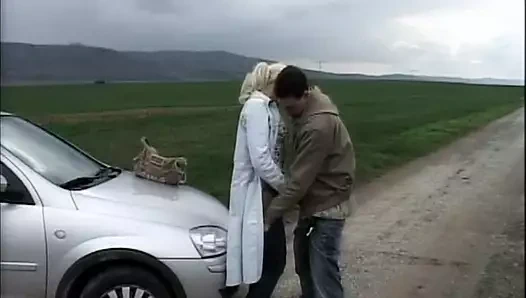 Kamuda utanmadan becerdin alan sarışın bir Alman ile özel porno