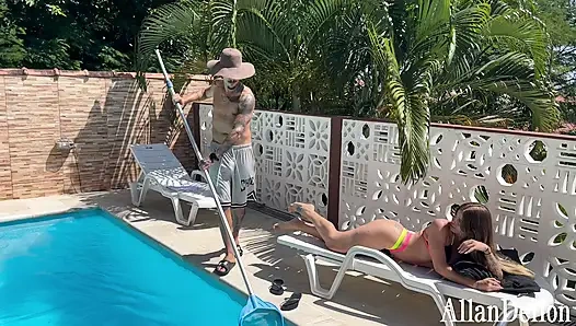 ŞANSLı HAVUZ TEMIZLIKÇISI ÇOK ATEŞLI ÜNLÜ MÜŞTERI ILE HAVUZ BAŞıNDA IYI YAPTı