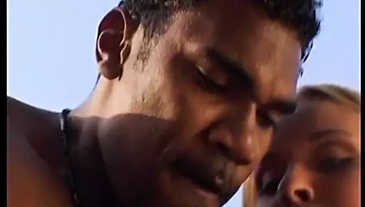 Açık havada havuz kenarında bu sevimli sarışın beyaz kız için büyük siyah yarakla sikişiyor