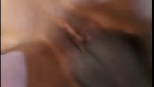 Doğal memeli güzel zenci piliç büyük siyah çubuğa atlıyor