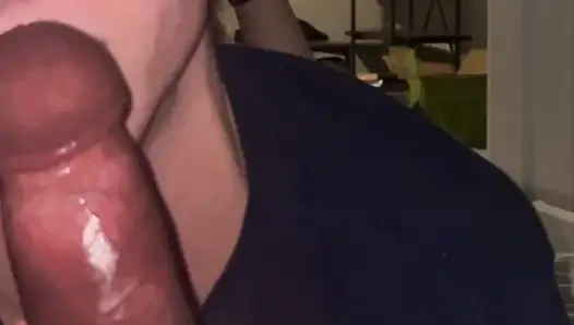 Mavi gözlü tatlı kız büyük zenci emiyor