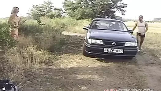 Yarak emiyor ve açık havada azgın amcığı sikiyor