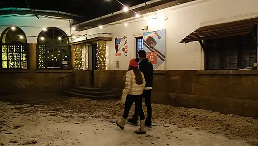 Genç çift biraz amcık penetrasyon ve yüze boşalma için buluşuyor