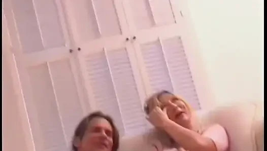 Güzel doğal memeli şehvetli erkek delisi amında uzun bir dildoyla oynuyor
