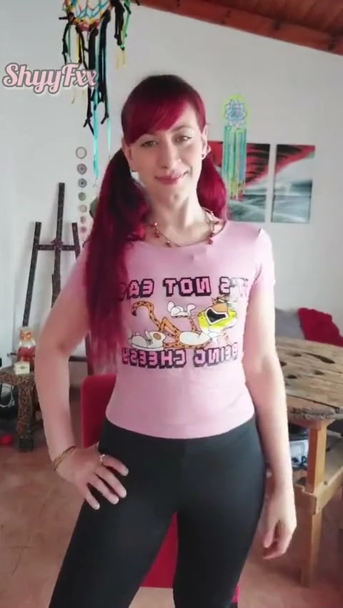 Shyyfxx ateşli baldızın aile yemeği rol oyununda onu sikmek istediğini biliyor