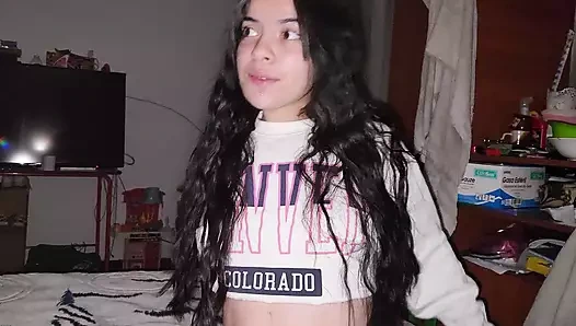 Taş, kağıt, makas oynuyoruz ve beni sikebilmeleri için soyunuyorum