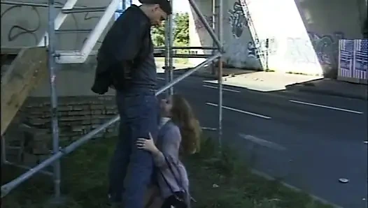 Amatör orta yaşlı seksi kadın şantiyede sikiliyor ve büyük memelere büyük yarakla boşalıyor