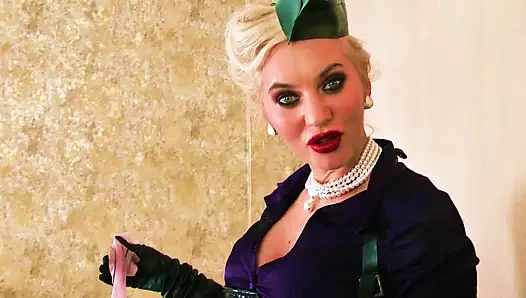 Bondgirl erkekleri boşalttı