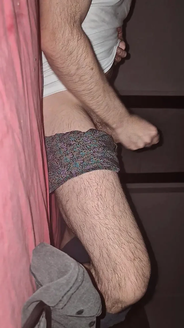 Jockstrap'ta bir gece evime koşmuş bir oğlan hayal ediyorum.