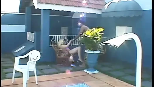 Edepsiz fahişe yarak emiyor ve açık havada anal sikişiyor