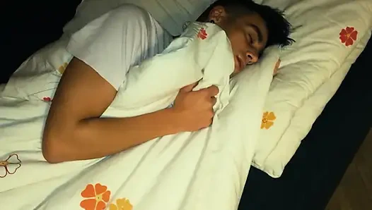 Sert yarağımı emmek için üvey erkek kardeşini uyandır