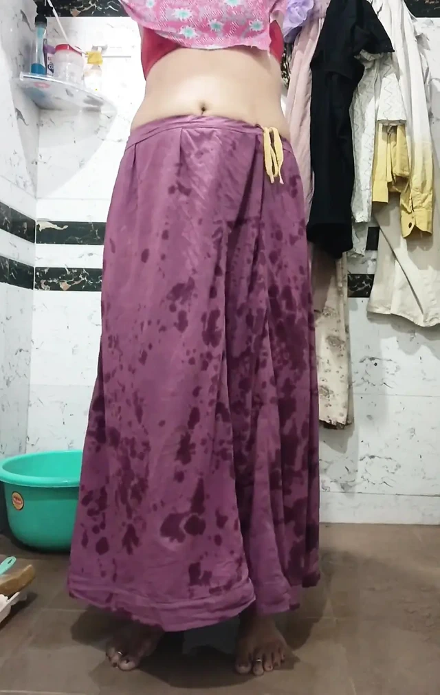 Priya bhabi büyük götlü banyo gösterisi