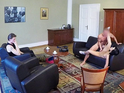 Hunt4k. özenli adam orada olan güzel genç alır ...