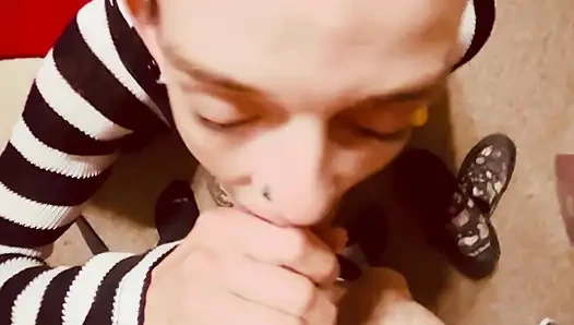 Minyon beyaz kız misyoner tarafından cezalandırılıyor, ağlıyor