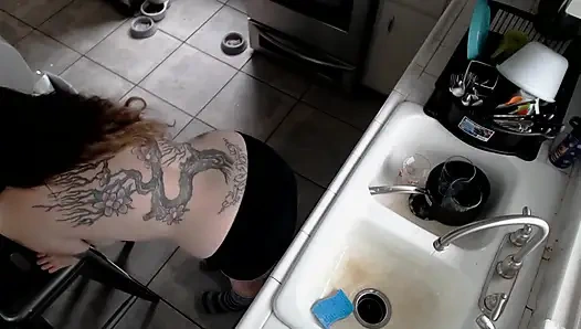 Kirli bulaşıkları izle