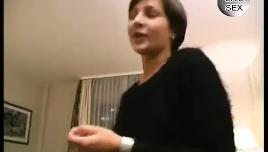 Kısa saçlı esmer o yapışkan beyaz zevk için yarak emiyor