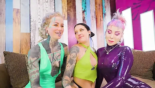 İki dominant gotik piliçle sikişiyor ve deliklerini oyuncaklarla dolduruyor ve boşaltıyor