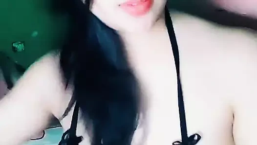 Yaramaz teyze üzgün bir şekilde dans ediyor