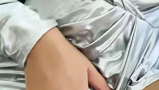 Hintli üniversiteli kız amcığını gösteriyor