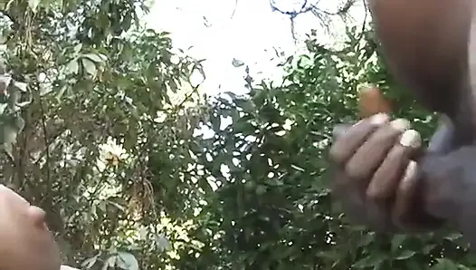 Gırtlağına kadar sızan fahişe boğazını zenciyle siktiriyor