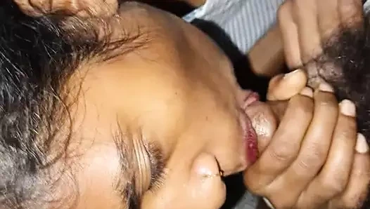 Kız arkadaş ve erkek arkadaş yatak odasında sikişiyor