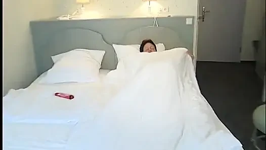 Tombul olgun motelde mastürbasyon yapıyor