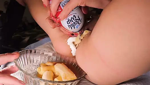 Uzun kedi, yemekle eğlence. biraz karamel ve krem şanti ile birlikte egzoz borusundaki eski muz