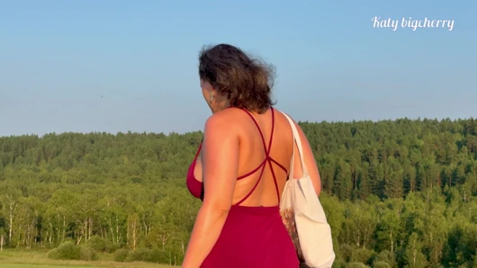 Düzgün vücutlu bir kızı halka açık bir yerde anal mastürbasyon için yakaladım ve ona yardım etmeye karar verdim