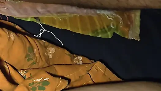 Seksi üvey kız kardeş seks sırasında çok eğlenmek istiyor