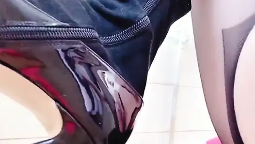 İpek ayaklı ecstasy, yüksek topuklu ayakkabılar, açık kasıklı siyah çorap, azdırma ve eğitim