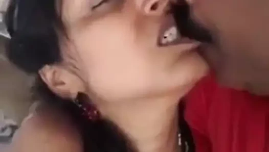 Olgun çift açık havada öpüşme