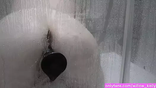 Kirli Willow Kelly duşta daha da edepsizleşiyor ve tekrar cama atıyor