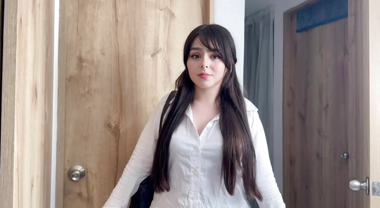 Kız arkadaşımı ateşli üvey kız kardeşimle aldatıyor
