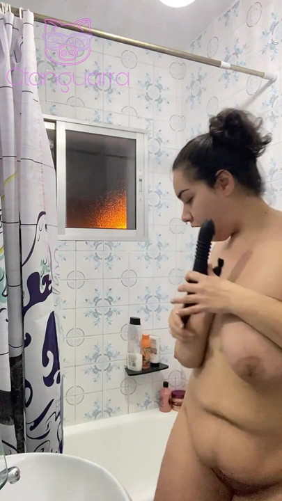 Ctanguarra duştan önce edepsizce eğleniyor