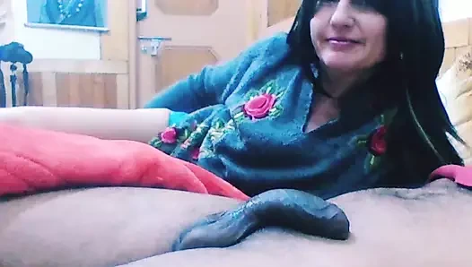 Ateşli üvey anne üvey oğlunun yarağını emiyor.