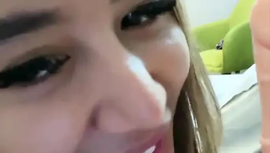 Erkek arkadaşı tarafından şımartılmayı seven güzel bir kadın ünlü bir kadın