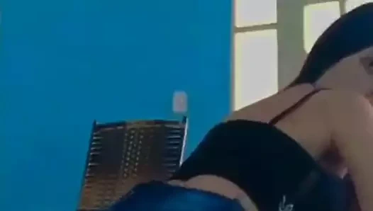 Gostosa rebolando de jeans